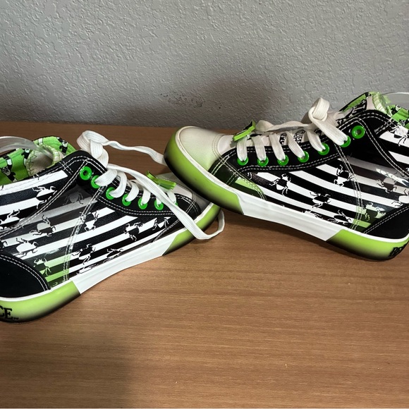 Beetlejuice Women's High Top Sneakers Size 6 - Picture 6 of 11